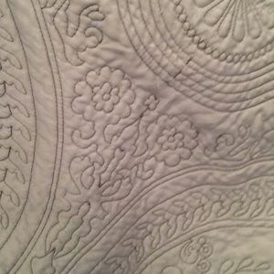 Queen bedspread with shams